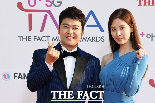 더팩트가 주최하고 팬앤스타(FAN N STAR)가 주관하는 U⁺5G 더팩트 뮤직 어워즈(U⁺5G THE FACT MUSIC AWARDS, TMA)가 24일 오후 인천광역시 남동구 남동체육관에서 열린 가운데 사회를 맡은 방송인 전현무(왼쪽)와 가수 서현이 포토타임을 갖고 있다. /인천남동체육관=사진영상기획부