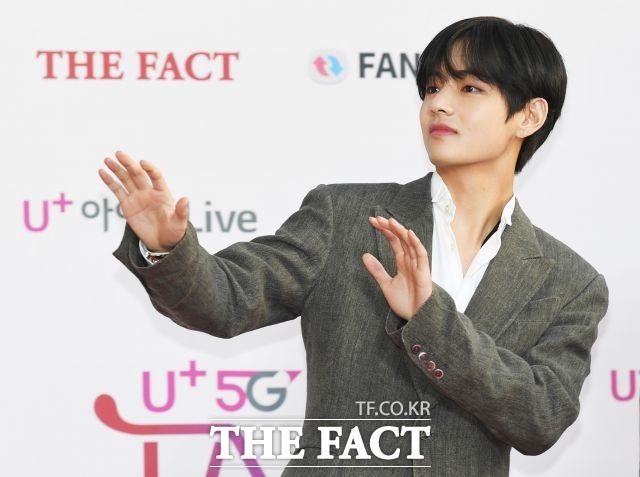 TMA 레드카펫에 참석한 뷔. 이날 방탄소년단은 시상식에서 U⁺아이돌 Live 인기상을 받았다. /배정한 기자