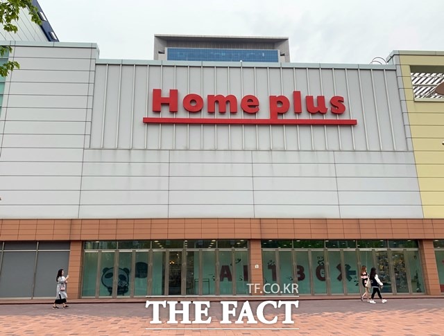 지난 20일 홈플러스 송도점 지하 2층 주차장에서 천장 단열재가 떨어지는 사고가 발생했다. 사고 원인이 파악되지 않은 상황에서 송도점은 영업을 중단할 만큼 큰 사고가 아니었다며 영업을 강행 중이다. /송도동=이민주 기자