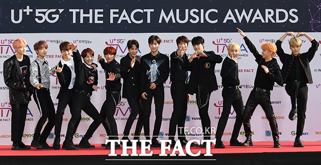 더팩트가 주최하고 팬앤스타(FAN N STAR)가 주관하는 U⁺5G 더팩트 뮤직 어워즈(U⁺5G THE FACT MUSIC AWARDS, TMA)가 24일 오후 인천광역시 남동구 남동체육관에서 열린 가운데 그룹 더보이즈가 포토타임을 갖고 있다. /인천남동체육관=사진영상기획부