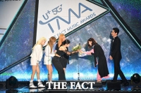  [TMA] 마마무·뉴이스트, '올해의 Artist' 수상 '모두 팬들 덕분'