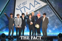  [TMA포토]방탄소년단-레드벨벳-청하, 올해의 아티스트상의 영예!