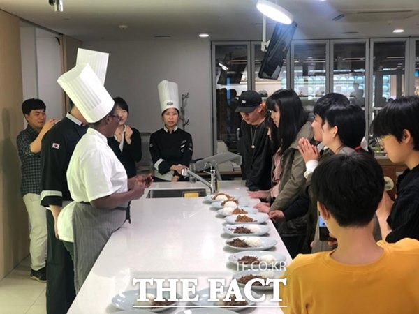 탄자니아 요리교실에 참석한 참가자들이 23일 주한 탄자니아 요리사의 탄자니아 요리 설명을 듣고 있다./주한 탄자니아 대사관 제공