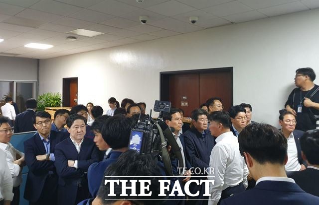 정개특위 회의장 앞을 지키는 한국당 의원과 당직자들. /허주열 기자