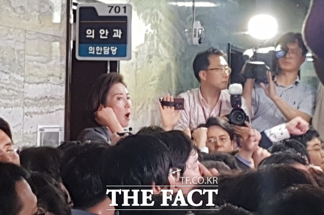 나경원 원내대표가 의원, 보좌진 가운데 높은 곳에 서서 문희상 국회의장을 비판하고 있다. /이원석 기자