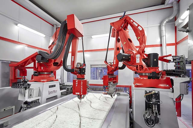 롯데첨단소재는 올초 터키 인조대리석 제조업체 벨렌코를 인수하며 연간 약 400억 원의 영업이익을 창출해낼 것으로 전망하기도 했다. 사진은 벨렌코의 공정 라인. /롯데케미칼 제공