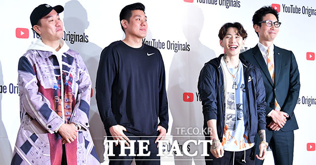 박재범(왼쪽 세번째)이 제작진과 포토타임을 갖고 있다. 루크 초이, 벤자민 킴, 박재범, 코타 아사쿠라(왼쪽부터).