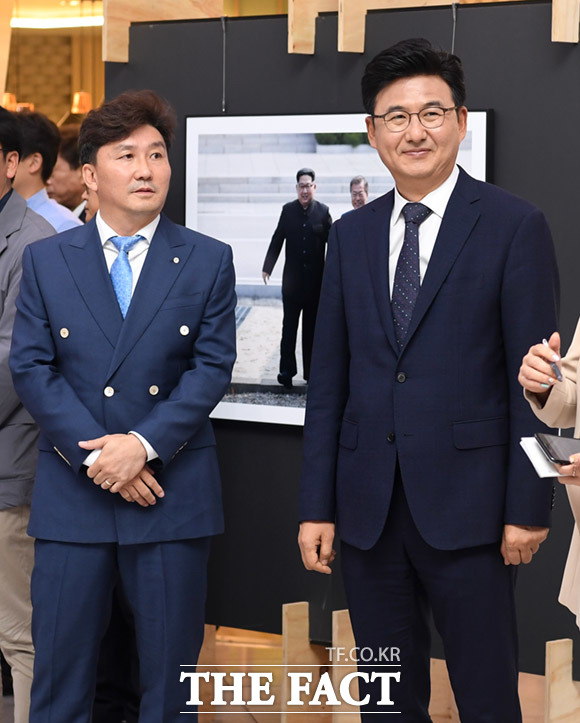 이동희 한국사진기자협회장(왼쪽)과 박성수 송파구청장
