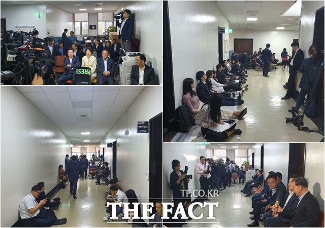 25일 정개특위 회의를 저지하기 위해 회의장 앞 복도와 출입문을 가득 채운 한국당 의원들과 당직자들. /허주열 기자