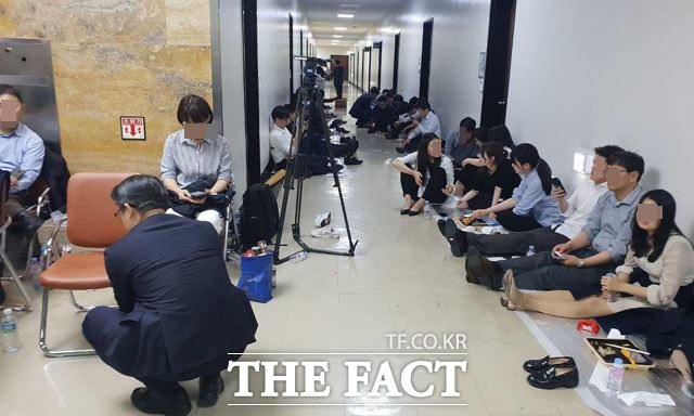 한국당 소속 보좌진들이 25일 오후 11시를 넘긴 시각 도시락을 먹으며, 정개특위 회의장 복도에 앉아 있다. /이원석 기자