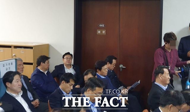 한국당 김무성·유기준·신상진·김성원 의원 등 수십 명이 정개특위 회의장 앞에 앉아 출입문을 봉쇄하고 있다. /허주열 기자