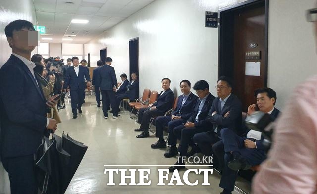 자유한국당 의원들은 25일 오후부터 선거제 개혁안을 논의하는 국회 정치개혁특별위원회 회의장(행정안전위원회 회의실) 앞에 의자를 놓고 앉은 채 출입을 봉쇄했다. /국회=허주열 기자