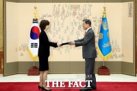  文대통령, 문형배·이미선 임명장 수여…'두 분은 적임자'