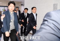 [TF포토] 탈출한 채이배, 국회 본관으로 달리기!