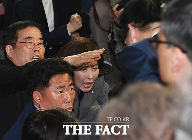 필사적으로 진입을 막는 나경원 자유한국당 원내대표