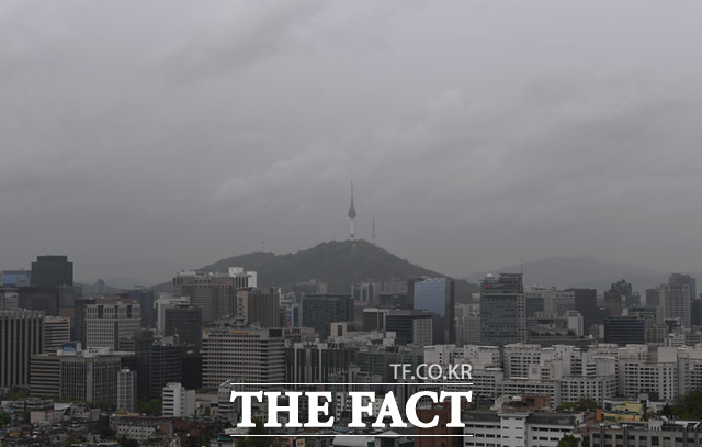 봄비가 내리는 26일 오후 서울 종로구 북악스카이웨이에서 바라본 서울 도심은 구름과 안개로 흐린 모습을 보이고 있다. /임세준 기자