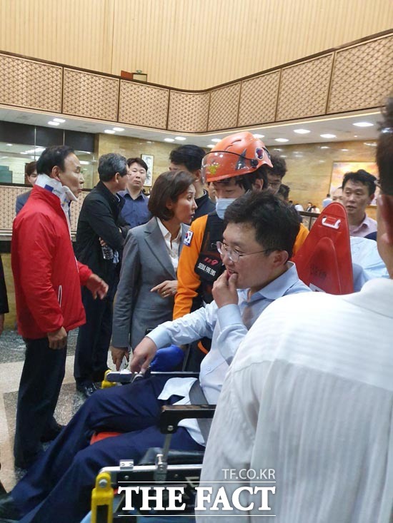 항의도중 몸싸움이 이어지면서 부상자들이 속출하기도 했다. 사진은 119에 실려가는 김용태 자유한국당 의원의 모습. /국회=허주열 기자