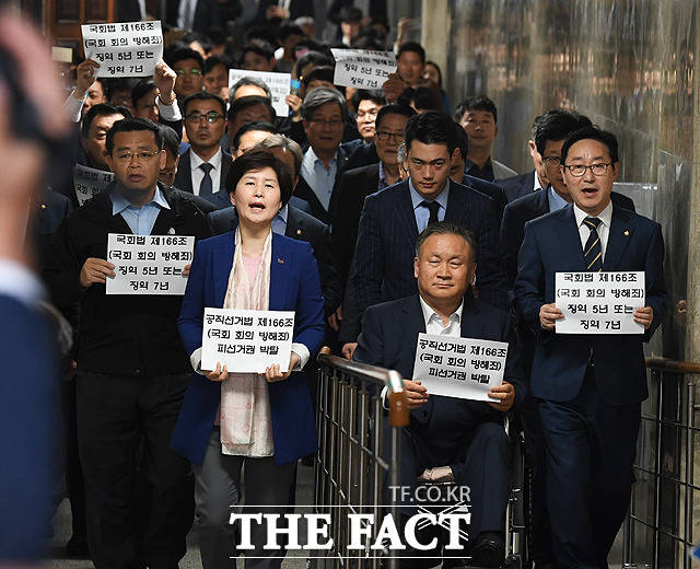 회의장 향하는 국회 사법개혁특별위원회 소속 의원들