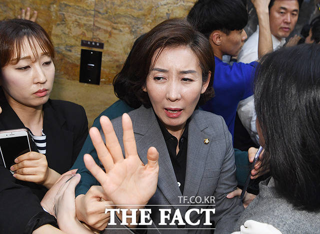 홍영표 원내대표를 막아서는 나경원 자유한국당 원내대표