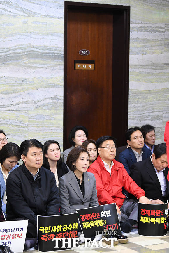 나경원 자유한국당 원내대표(앞줄 가운데)를 비롯한 당직자들이 의안과 앞을 점거하고 있다.