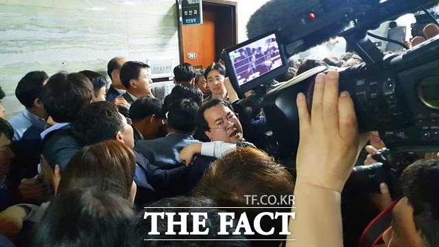 전날(25일) 오후 국회 의안과 앞에서 자유한국당 의원, 보좌진과 국회 직원들 간에 몸싸움이 벌어지고 있는 모습. /이원석 기자