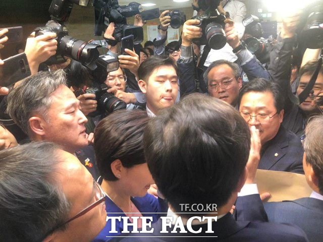 국회 사개특위 위원인 표창원 민주당 의원과 한국당 이장우 의원은 회의장 앞에서 언쟁을 벌였다. /문혜현 기자