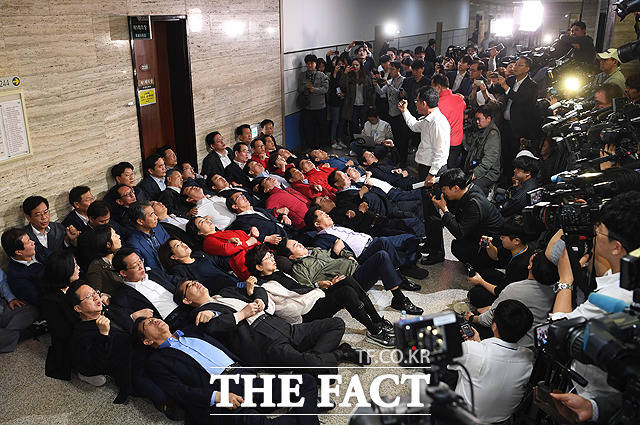 사법개혁특별위원회 전체회의를 저지하기 위해 회의실 입구를 점거한 자유한국당