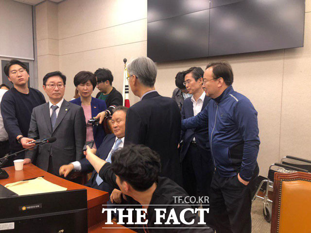 이상민 사법개혁특별위원장이 사개특위를 열자 자유한국당이 육탄방어로 회의를 저지했다. 사진은 이 위원장에게 항의하고 있는 한국당 의원들의 모습. /국회=문혜현 기자