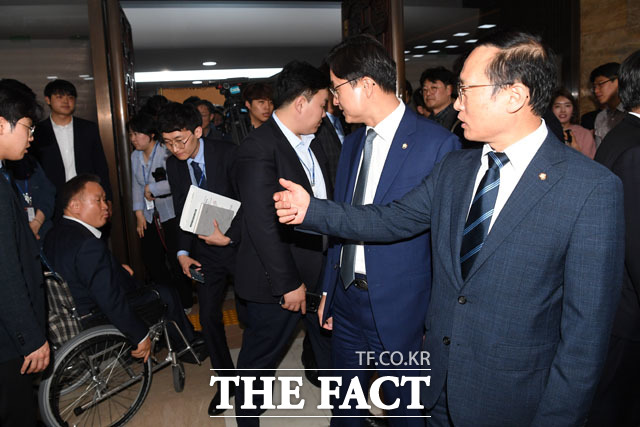 이상민 위원장, 회의하러 갑시다!