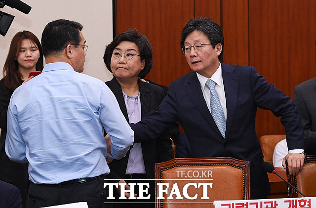 회의장을 나서는 임재훈 의원