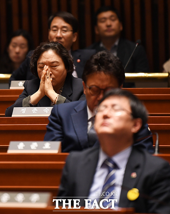 새벽에 끝난 사투로 피곤이 몰려오는 의원들...