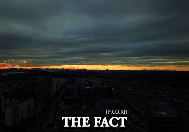 전국이 흐리고 쌀쌀한 날씨를 보인 26일 오후 드론으로 바라본 서울 시내의 하늘이 구름으로 뒤덮여 있다. /이덕인 기자