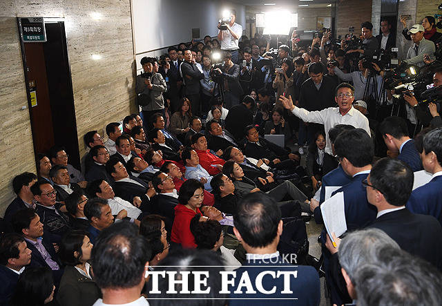 회의실 앞에서 대치 중인 자유한국당 의원들과 사개특위 소속 의원들