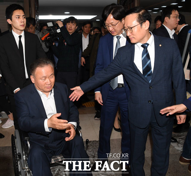 패스트트랙 관련 법안이 상임위에 회부된 가운데 홍영표 더불어민주당 원내대표(오른쪽)가 26일 오후 서울 여의도 국회에서 의원총회를 마치고 나와 이상민 사개특위 위원장(왼쪽)을 부르고 있다./국회=남윤호 기자