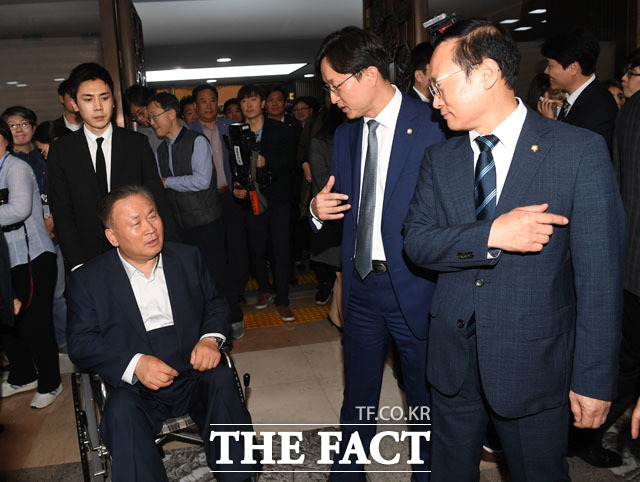 이상민 위원장에게 회의 제의하는 홍영표 원내대표