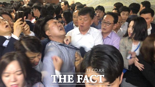 김명연·김태흠 한국당 의원은 전투 준비!를 외치며 모든 대열 선봉에서 거친 모습을 보여 취재진의 눈길을 끌었다. /문혜현 기자