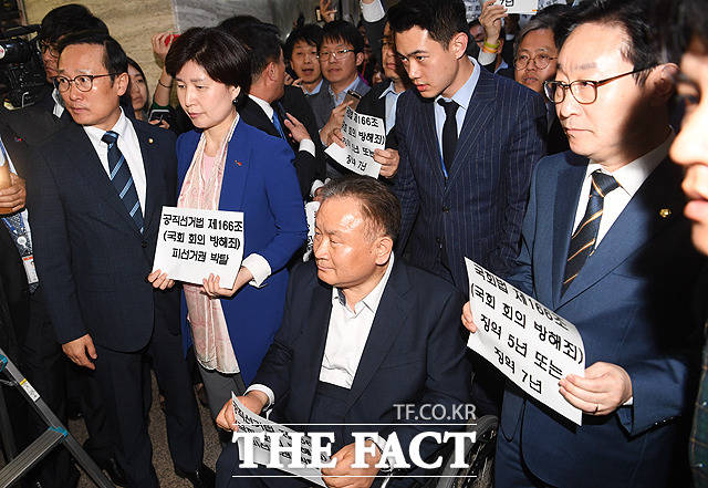 이상민 국회 사개특위 위원장은 한국당 의원들을 향해 길을 방해하지 말라고 말했지만 한국당 의원들은 스크럼을 짜고 누운채 꼼짝 하지 않았다. /배정한 기자