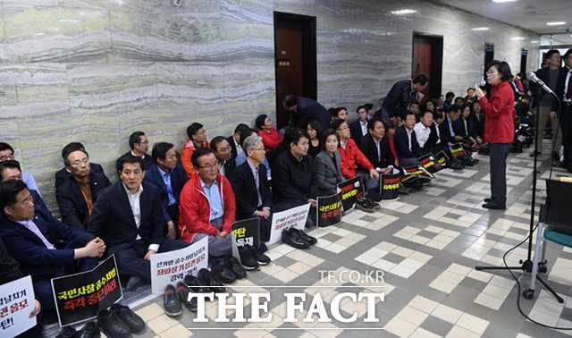 자유한국당 당직자들이 패스트트랙(신속처리안건) 법안 접수를 막기위해 국회 의안과 앞을 점거하고 있다.