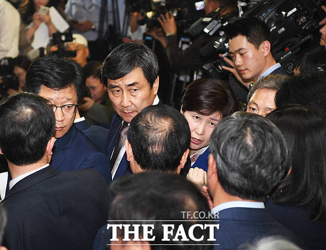 발길 돌리는 사개특위 소속 의원들