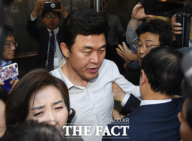 힘으로 막아서는 윤영석 자유한국당 의원