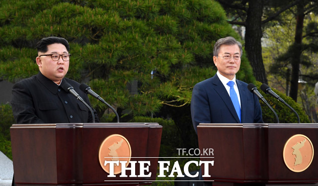 남북정상은 판문점 선언을 통해 남북관계 발전, 한반도의 군사적 긴장완화, 한반도의 평화체계 구축 3가지를 천명한 바 있다. 문재인 대통령과 김정은 국무위원장이 판문점 선언을 발표하고 있다. / 한국공동사진기자단