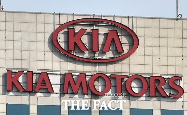 한국투자증권은 26일 기아차에 대해 하반기 실적 개선세를 기대하며 투자의견 매수를 유지했다. /더팩트 DB