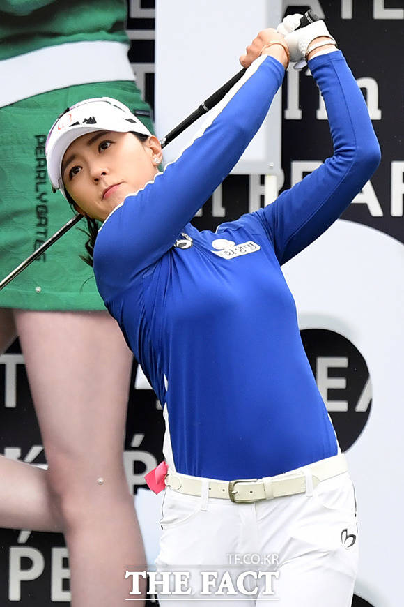 한국여자프로골프(KLPGA) 투어 2019시즌 여섯 번째 대회이자 첫 메이저대회인 크리스 F&C 제41회 KLPGA 챔피언십 2라운드가 경기도 양주 레이크우드 컨트리클럽에서 열린 가운데 윤채영이 티샷을 하고 있다. /양주=남용희 기자