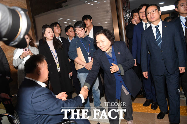 더불어민주당 의원총회 찾은 이상민 사개특위 위원장(왼쪽)