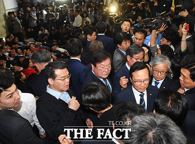 이상민 더불어민주당 사개특위 위원장을 비롯한 국회 사법개혁특별위원회 소속 의원들이 26일 오후 서울 여의도 국회에서 전체회의를 열기 위해 220호 회의장 앞에 도착했으나 자유한국당 의원들이 입구를 점거해 개회를 하지 못한채 돌아서고 있다. / 국회=배정한 기자