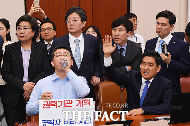 국회 사법개혁특별위원회 전체회의가 26일 오후 서울 여의도 국회에서 열린 가운데 오신환 바른미래당 의원(오른쪽 아래)이 발언권을 요청하고 있다. / 국회=배정한 기자