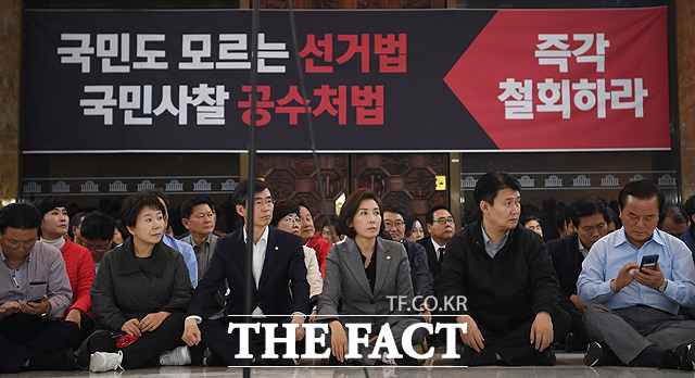 자유한국당의 지지율이 24%를 기록하며 2016년 국정농단 이후 최고치를 기록했다. 26일 패스트트랙 법안 발의 저지에 실패한 한국당 의원들이 국회 로텐더홀에서 항의를 위해 모였다. /국회=배정한 기자