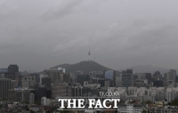 [TF포토] 미세먼지 씻어내는 서울의 봄비