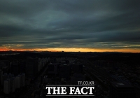 [TF포토] '구름과 도심 사이…노을이 만든 수평선'