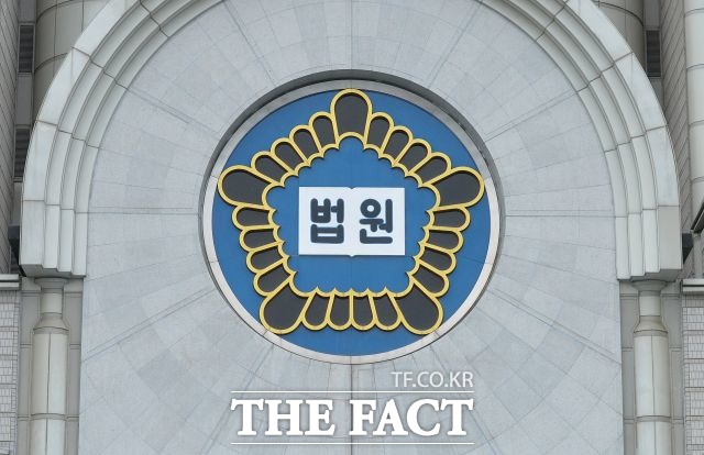 수원지방법원은 27일 장기간에 걸쳐 인터넷에 53만7000여 건의 음란물을 유포한 혐의를 받는 20대에게 징역 6개월, 집행유예 1년을 선고했다. /더팩트 DB